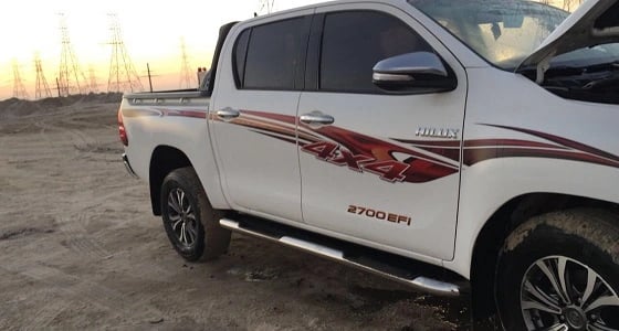 بالصور.. " غوث للإنقاذ " ينجح في إخراج سيارة سقطت في البحر