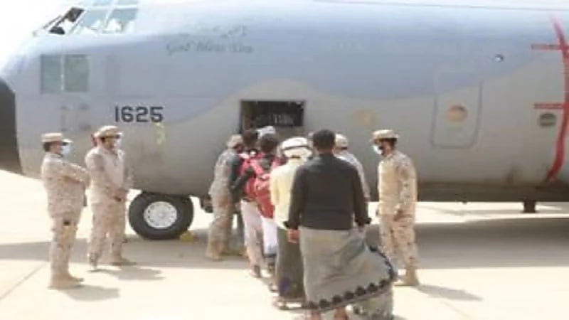 التحالف ينقل عشرات الطلبة والمرضى من سقطري لمحافظة المهرة اليمنية