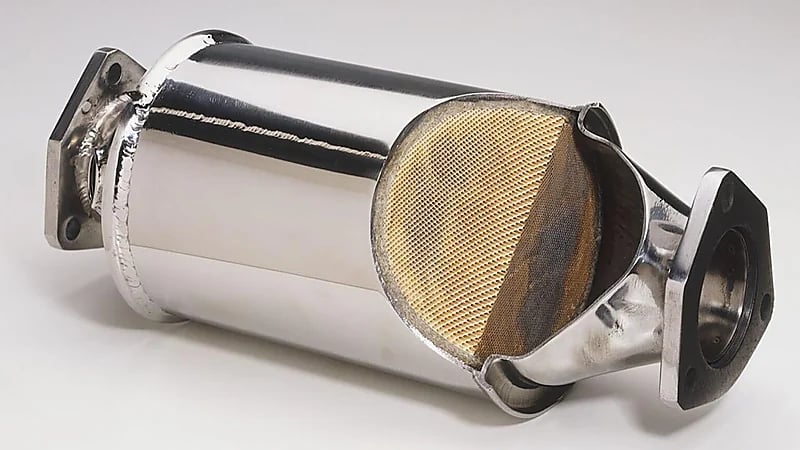 بالصور.. الكشف عن سبب انتشار سرقة دبة البيئة من السيارات 