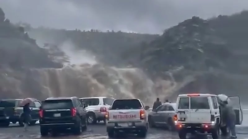 أمطار غزيرة على تنومة تسيل الأودية وتروي الشعاب في مشهد خلاب .. فيديو