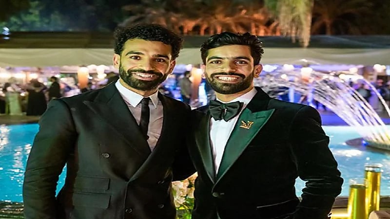 بعد الخماسية.. شقيق محمد صلاح يسخر من لاعب مانشستر يونايتد