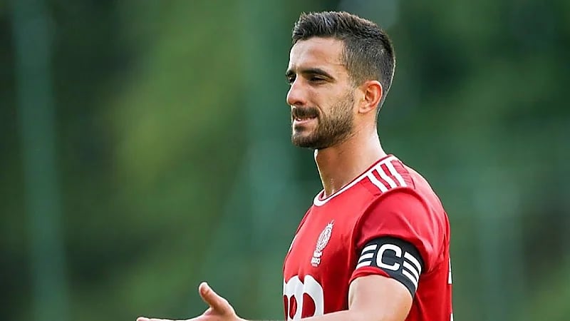 كوستاس لايفيس يقترب من الخليج