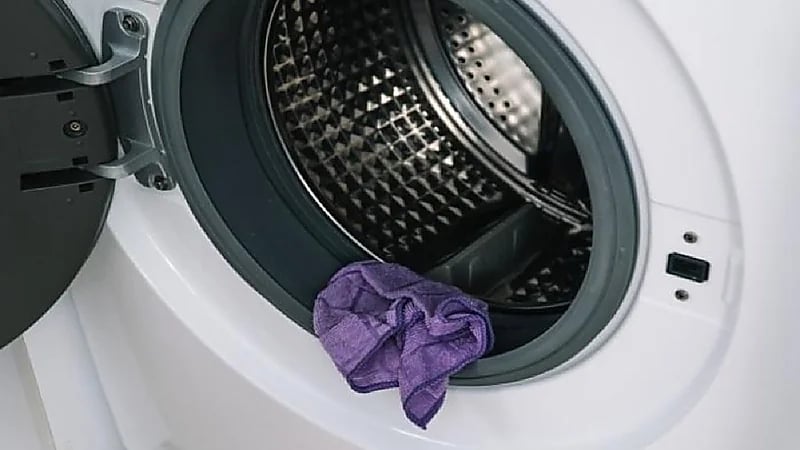 وفاة طفلة عثر عليها داخل غسالة ملابس