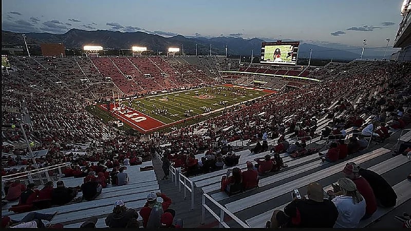 مشجعة تهدد بتفجير مفاعل نووي حال خسر فريقها!