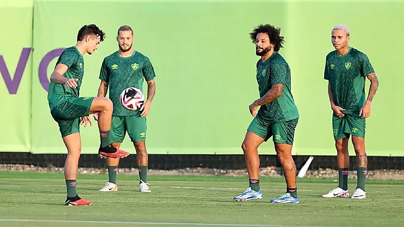 لاعبو فلومينينسي يستخدمون واقي الشمس قبل مواجهة الهلال