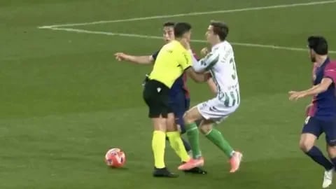 سقوط مفاجئ للحكم يثير الجدل في تعادل برشلونة مع ريال بيتيس