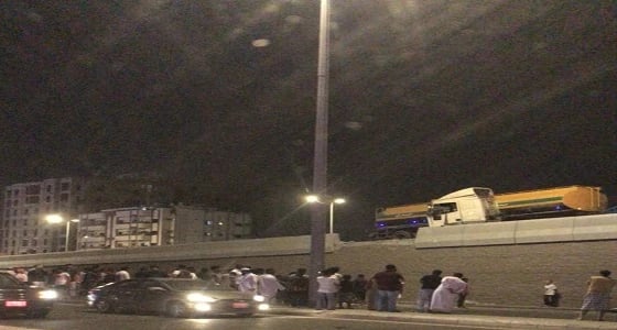 بالصور.. سقوط حاجز خرساني على مركبة بجدة