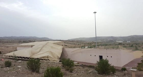 بالصور.. سقوط مظلات الساحة الشعبية بتنومة