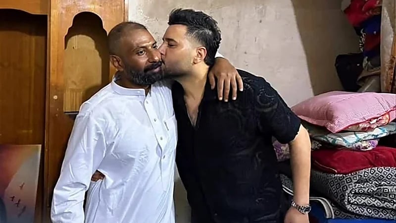 فنان عراقي يهدي سيارة لسائق توك توك أشعل مركبته.. فيديو