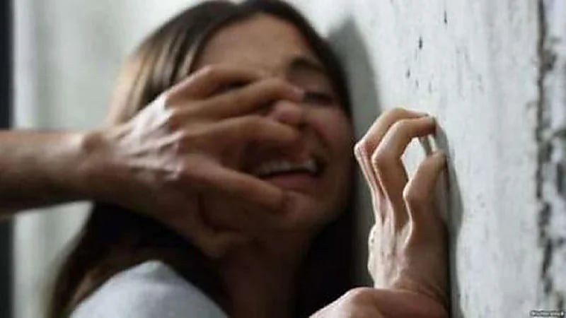 "سائق" يهدد فتاة بالاغتصاب وتشويه وجهها