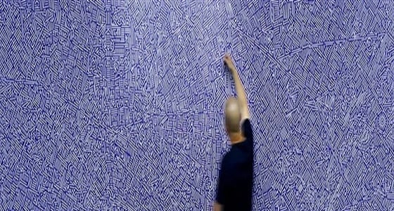 بالصور.. فنان يخبئ أسرارا في لوحاته الغريبة