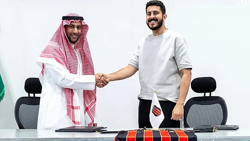 الرياض يتعاقد مع يوتيوبر لحراسة مرماه .. صور