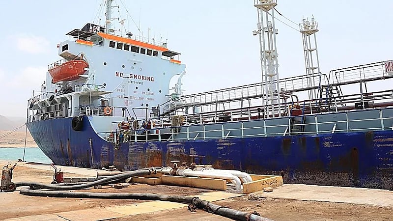 وصول دفعة جديدة من منحة المشتقات النفطية السعودية إلى محافظة المهرة