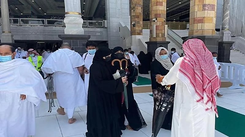 توزيع 2000 مظلة على المصلين والمعتمرين في صحن المطاف