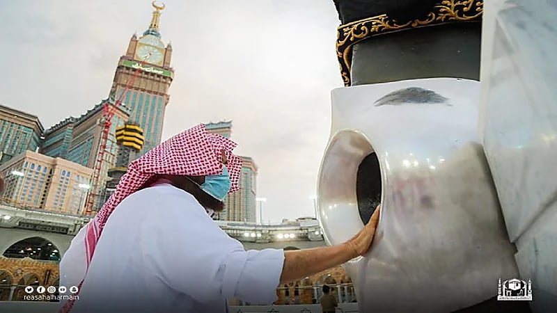 "السديس"  يشارك في تطييب الكعبة المشرفة والحجر الأسود