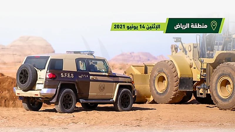 ضبط مخالفين لنظام البيئة يقومون بنقل الرمال وتجريف التربة بالرياض