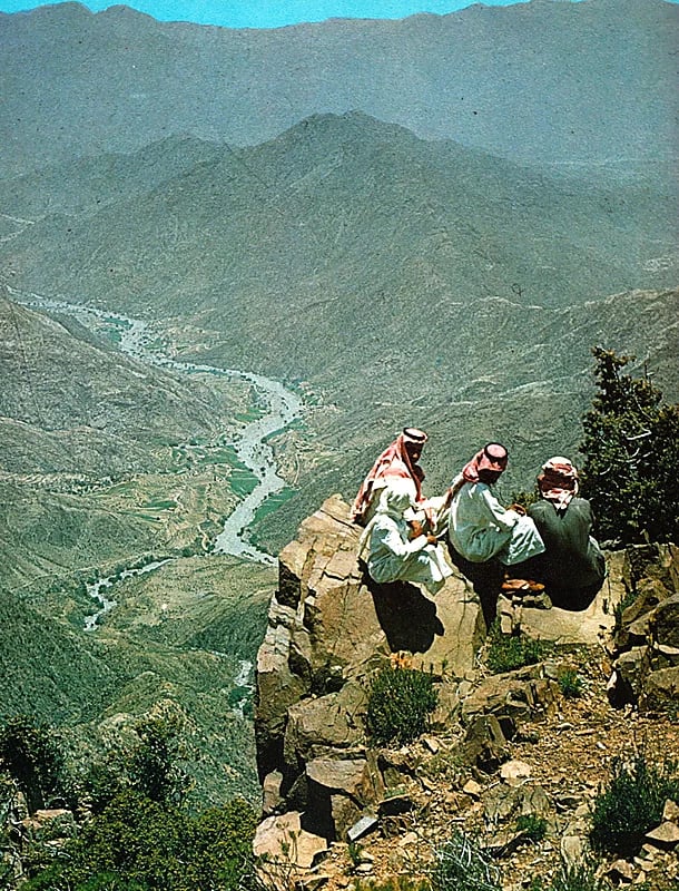 مجموعة من الشبان يستمتعون بأجواء عسير قبل 50 عام