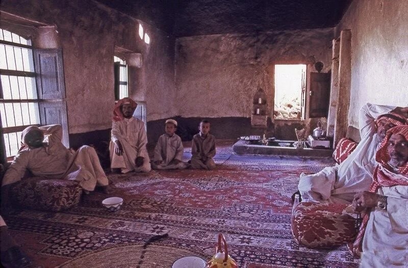 دفء الذكريات وعبق الماضي في جلسات الطيبين