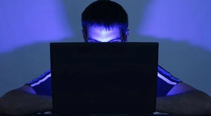 القوادة والـ«سكايب».. تستدرج الرجال لأفعال جنسية وتبتزهم