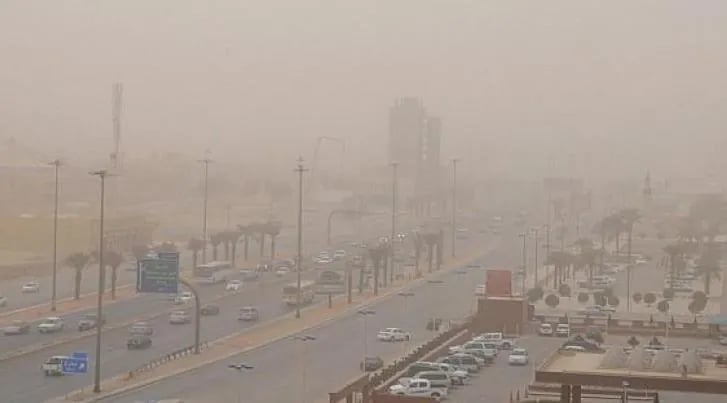 الدفاع المدني يحذر من أتربة مثارة وشبه انعدام في الرؤية بالرياض