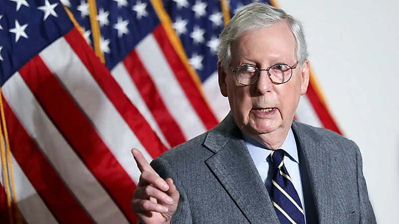 طالبان تأخذ أمريكيين ومترجمين أفغان رهائن في مطار مزار شريف