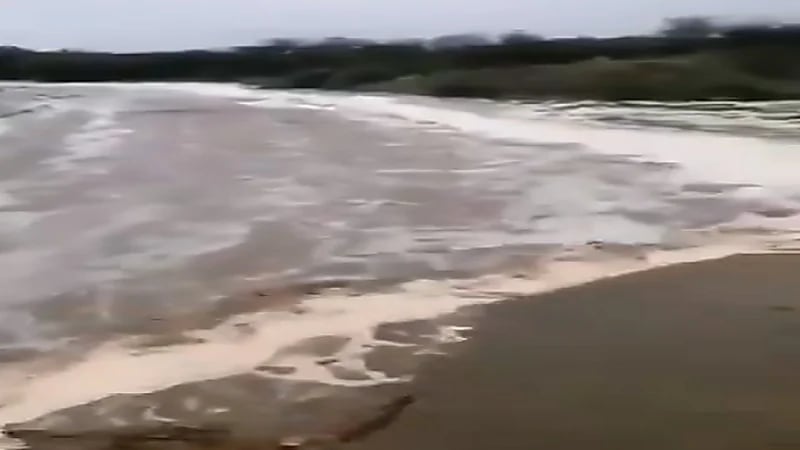 شاهد.. جريان سيول "وادي مقاب" شرق أبوعريش