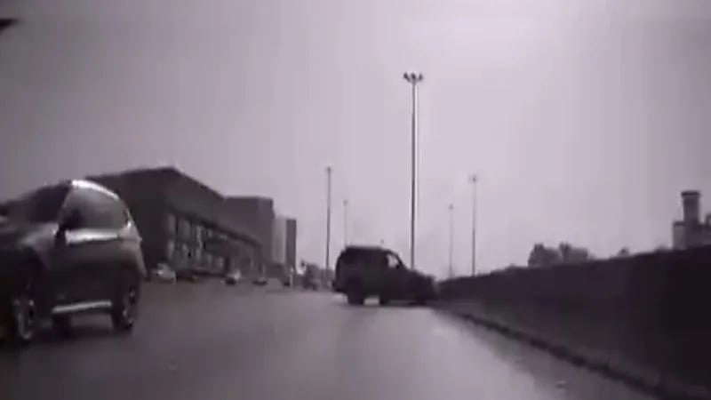 شاهد.. مركبة مسرعة تتسبب في حادث سير مروع على طريق خريص 