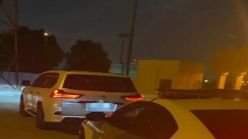 شاهد.. لحظة ضبط قائد مركبة خالف تعليمات رجل الأمن أثناء تنظيم حركة السير