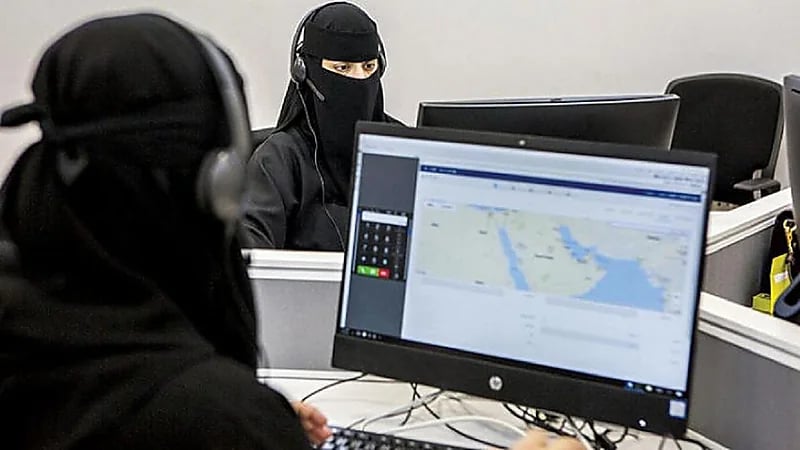 "قانونية": شرط النقاب ورفضه للوظيفة تمييز ومخالف للنظام