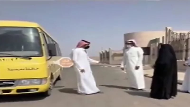 شاهد.. بدرية الرشيدي تروي تجربتها كأول سائقة حافلة مدرسية بحائل