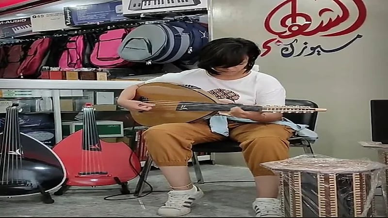 بالفيديو.. تفاعل شبان الخليج مع فتاة تونسية تعزف على العود 