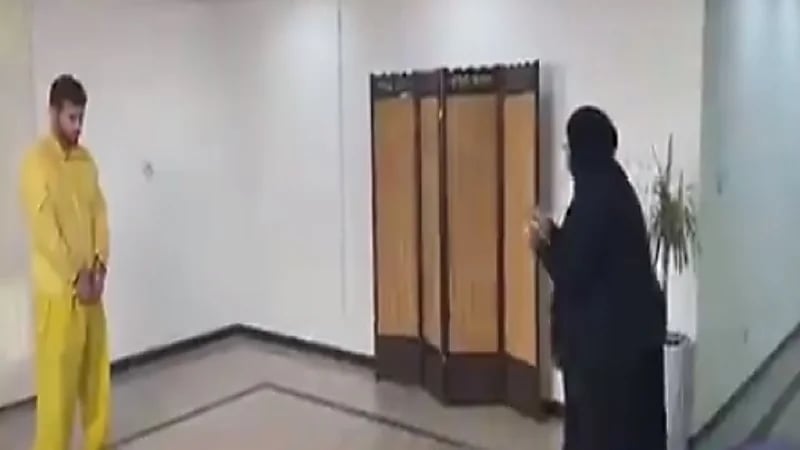 شاهد .. رد فعل والدة أحد ضحايا هجوم الكرادة عندما واجهت القاتل وجها لوجه