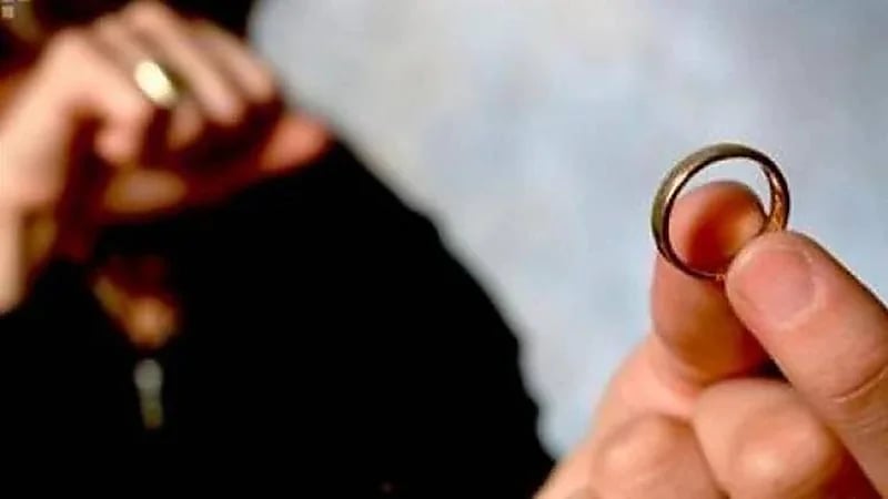 الصدفة كشفته.. عجوز تطلب الخلع من زوجها لزواجه من أخرى