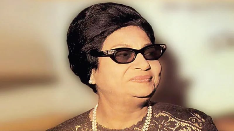 صورة نادرة لـ أم كلثوم بدون نظارتها وبحجاب الصلاة