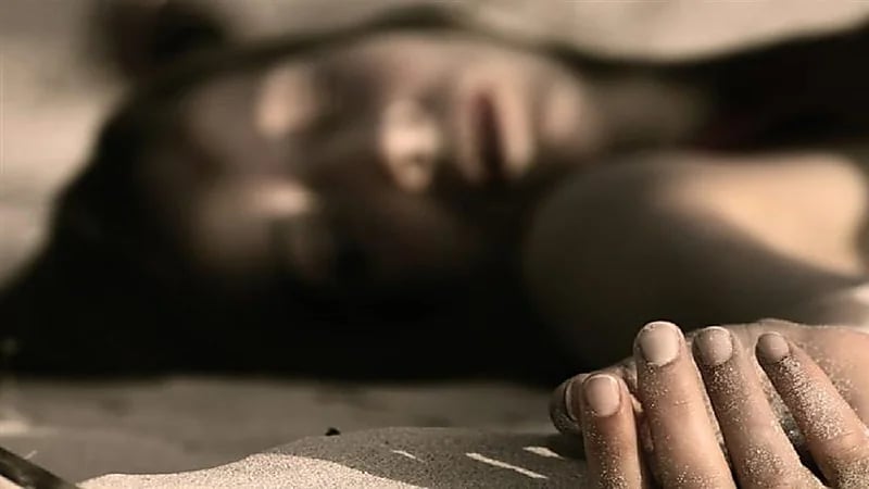 أم تجبر زوجة ابنها على تناول السم