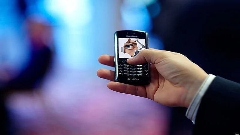 شاب يصور الفتيات في الشارع بشكل مسيء