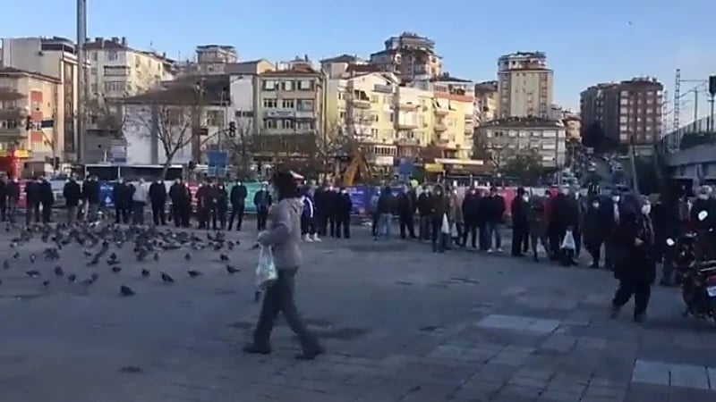 شاهد.. طابور طويل لشراء الخبز في اسطنبول بعد انهيار الليرة التركية