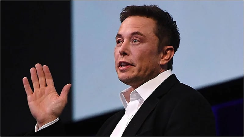 إيلون ماسك يعود للسخرية من منافسه "بيزوس"