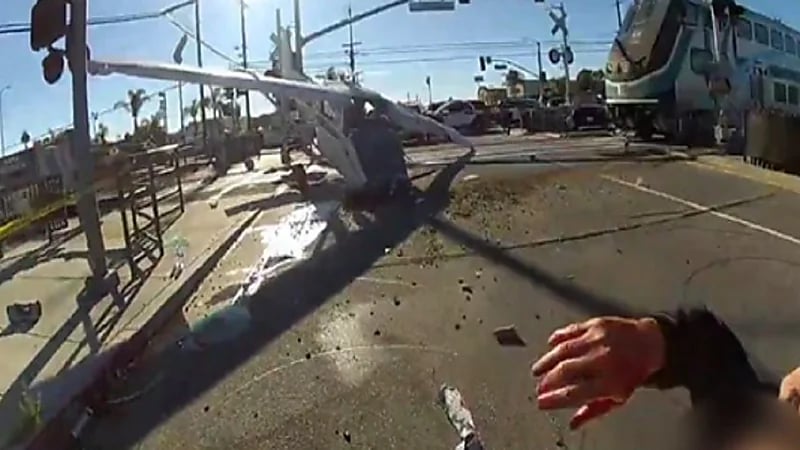 بالفيديو.. لحظة اصطدام قطار بطائرة في كاليفورنيا
