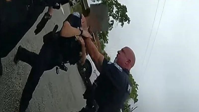 شاهد.. لحظة اعتداء شرطي على زميلته أثناء إحدى المهمات الميدانية