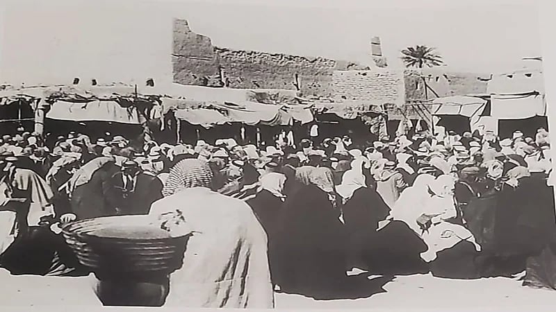 صورة نادرة لسوق الرياض أثناء ازدحامه بالمتسوقين 