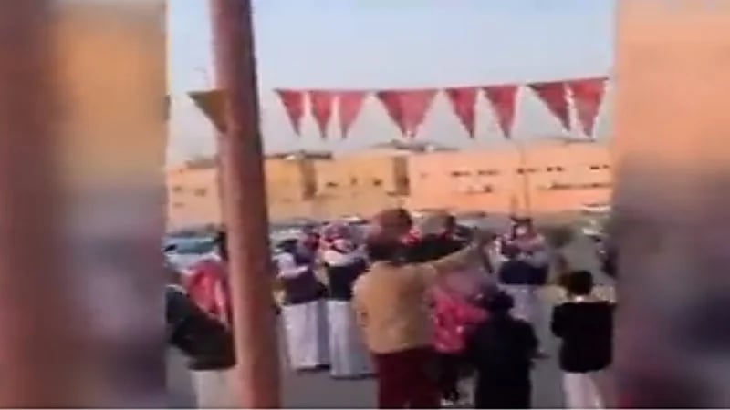 بالفيديو.." أم لطيفة " تكشف سبب إحضار فرقة شعبية أمام مدرسة ابنتها