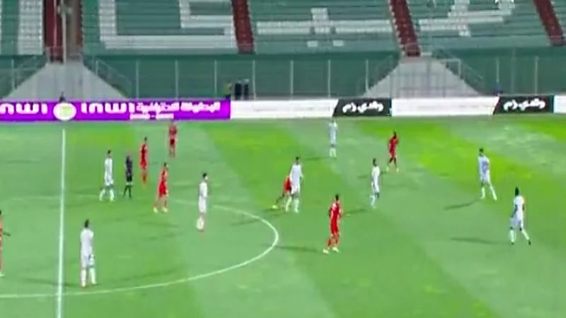 شاهد.. حارس نادي مغربي يسدد الكرة في مرماه بتسديدة قوية