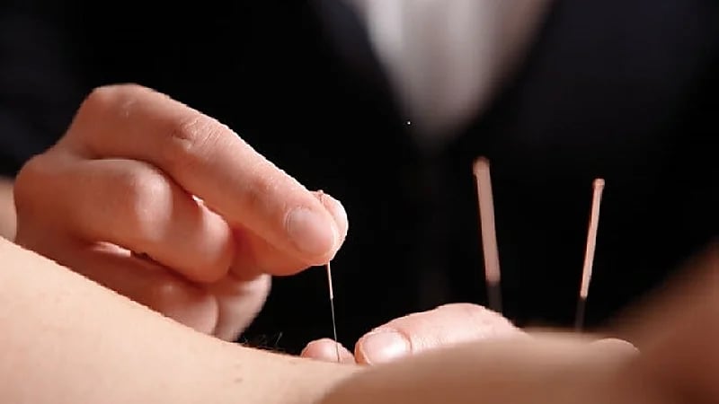 ‏تحذير من مقطع متداول عن وخز الإبهام وأطراف الأصابع لخفض ضغط والصداع