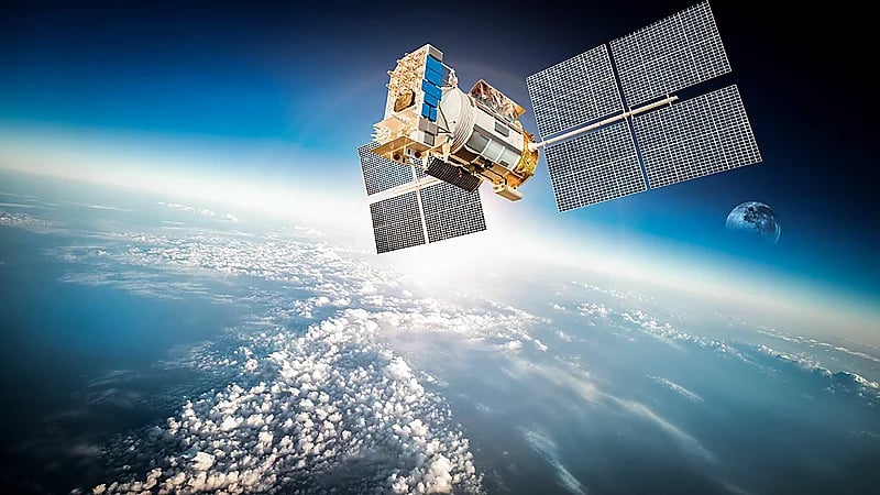 الكشف عن أسباب تدمير 40 قمرًا صناعيًا في الفضاء