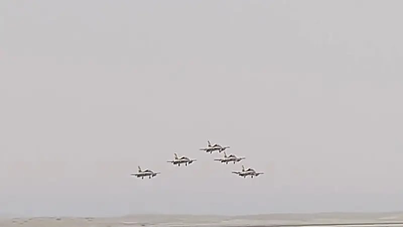 بالفيديو.. فريق الفرسان الإماراتي يقدم العروض الجوية في معرض الدفاع العالمي