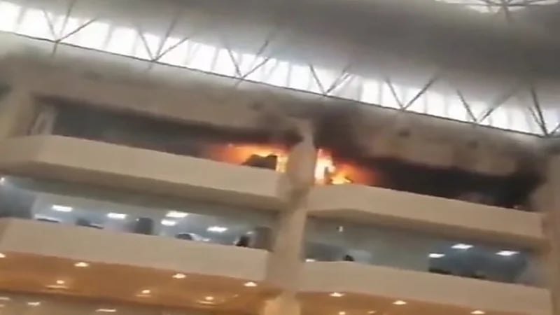 شاهد.. لحظة إخماد حريق جزئي في مبنى وزارة الكهرباء بالكويت