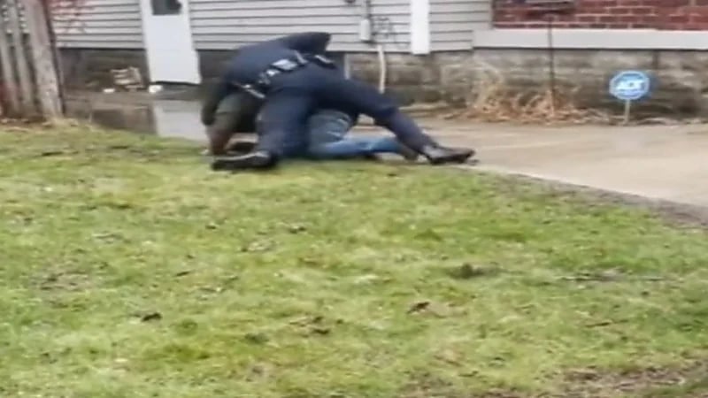 شاهد.. مقتل شاب على يد شرطي وسط أحد الشوارع 