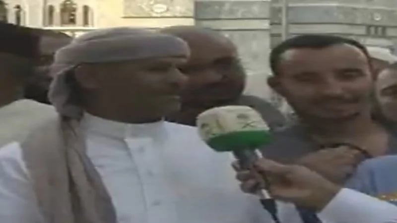 شاهد.. معتمر يمني يوجه رسالة شكر لخادم الحرمين بمناسبة عيد الفطر 