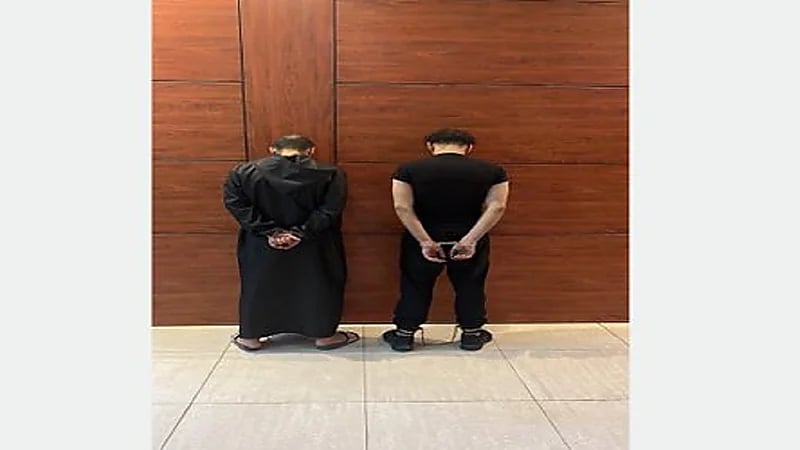 القبض على شخصين لكسرهما زجاج مركبات متوقفة بالرياض